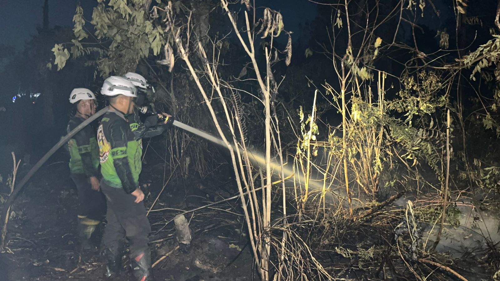 Tim SAR Ditsamapta Polda Kalbar Padamkan Titik Api di Dekat Bandara Supadio