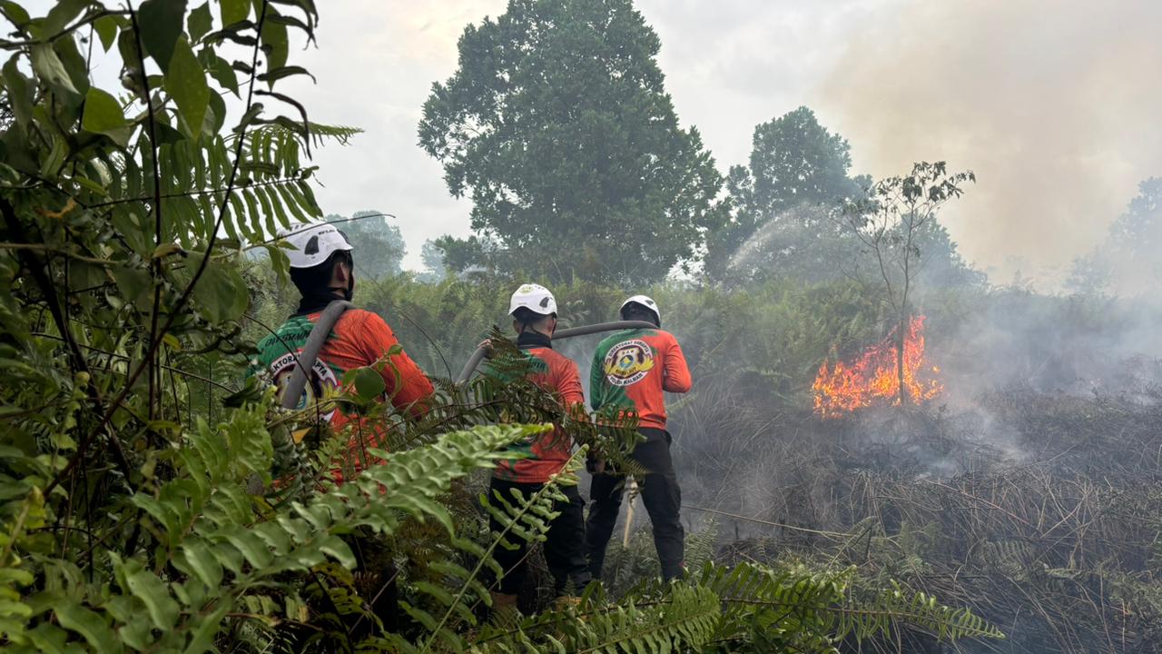 Tim SAR Dit Samapta Polda Kalbar Berjibaku Padamkan Karhutla di Kubu Raya