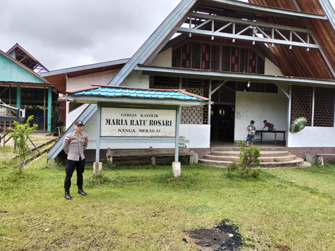 *Polsek Ketungau Tengah Amankan Ibadah Misa Minggu di Gereja Kec. Ketungau Tengah*