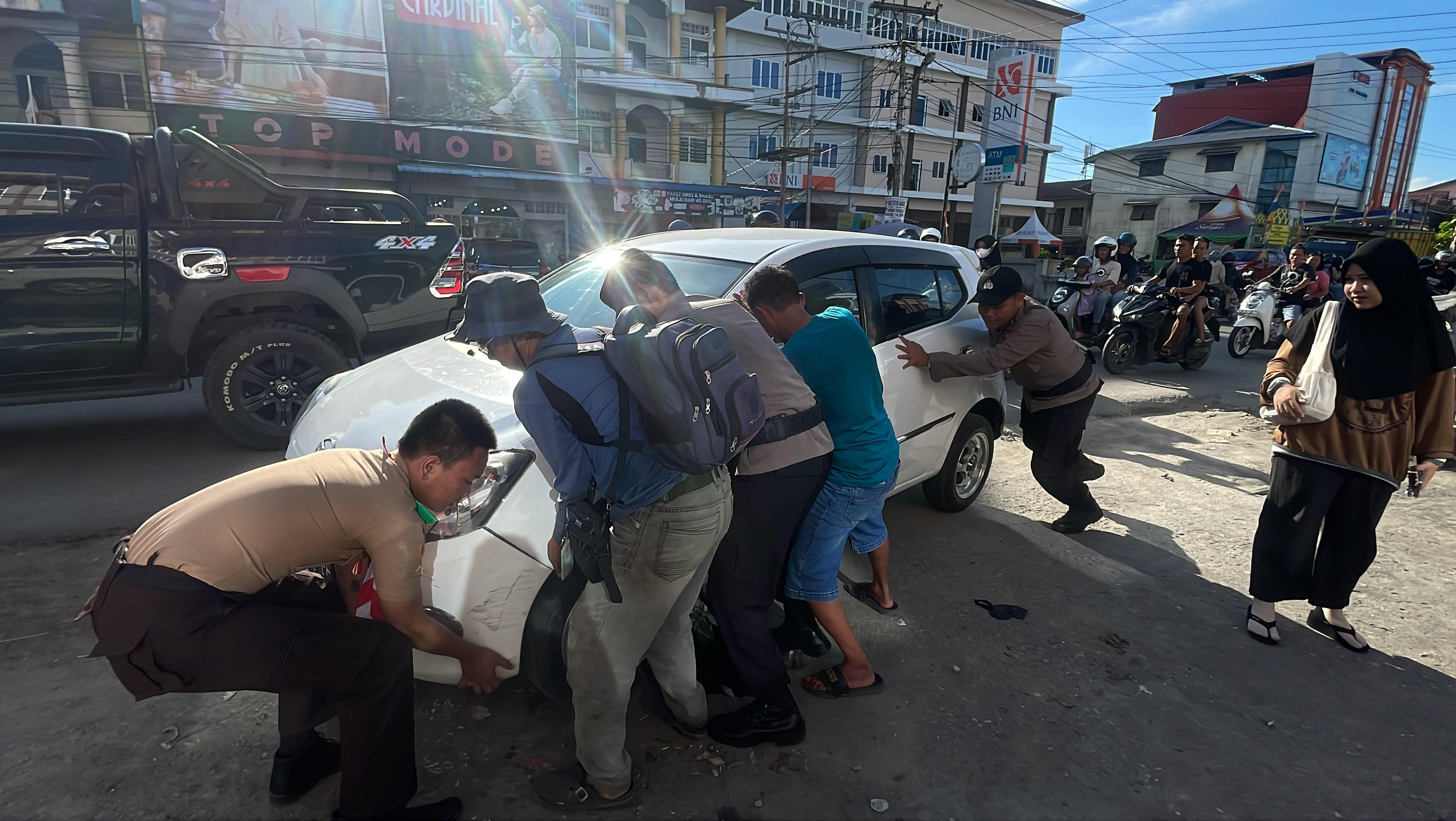 Personel Pos Pelayanan Ops Ketupat Kapuas Polres Sintang Sigap Bantu Warga, Mobil Terperosok Berhasil Dievakuasi
