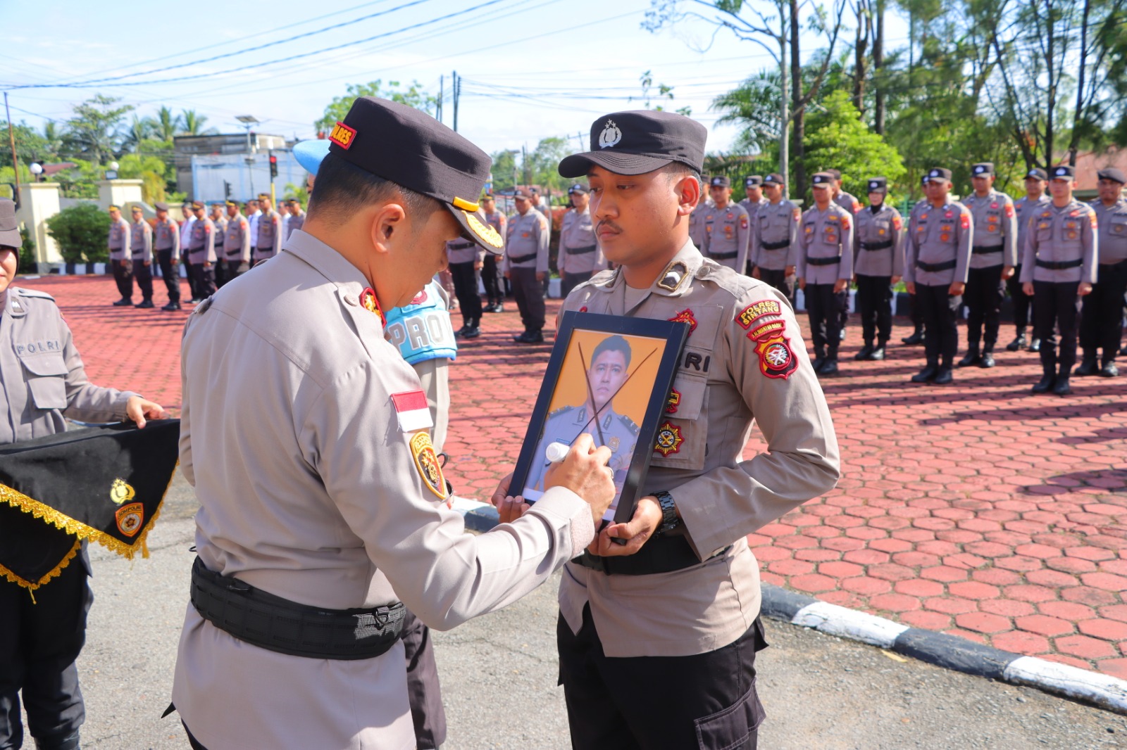 Polres Sintang Gelar Upacara PTDH, Tegaskan Komitmen Disiplin dan Integritas Personel
