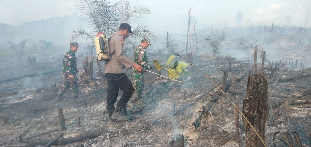 Polsek Ketungau Tengah Bersama TNI Ground Check Empat Titik Hotspot, Pastikan Api Telah Padam