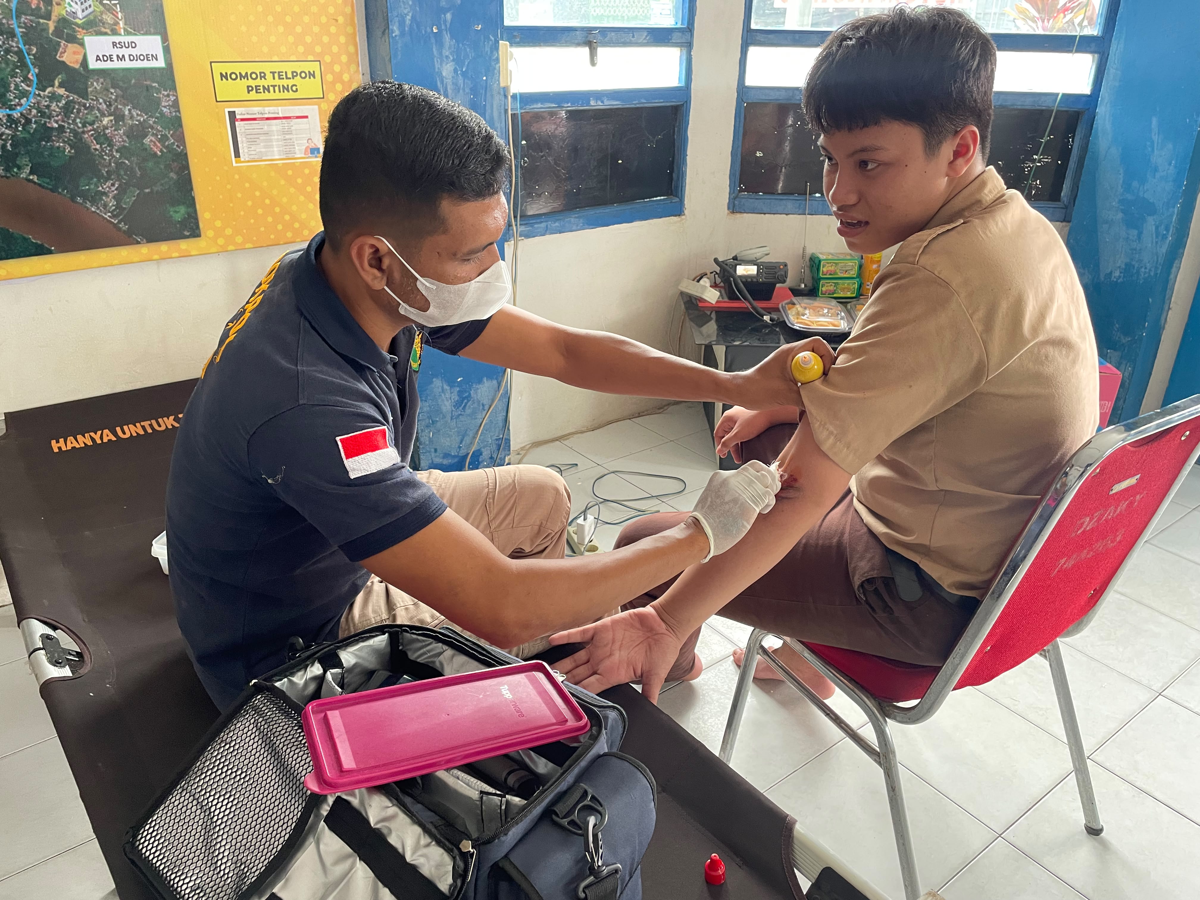 Sidokkes Polres Sintang Layani Kesehatan dan Bagikan Masker