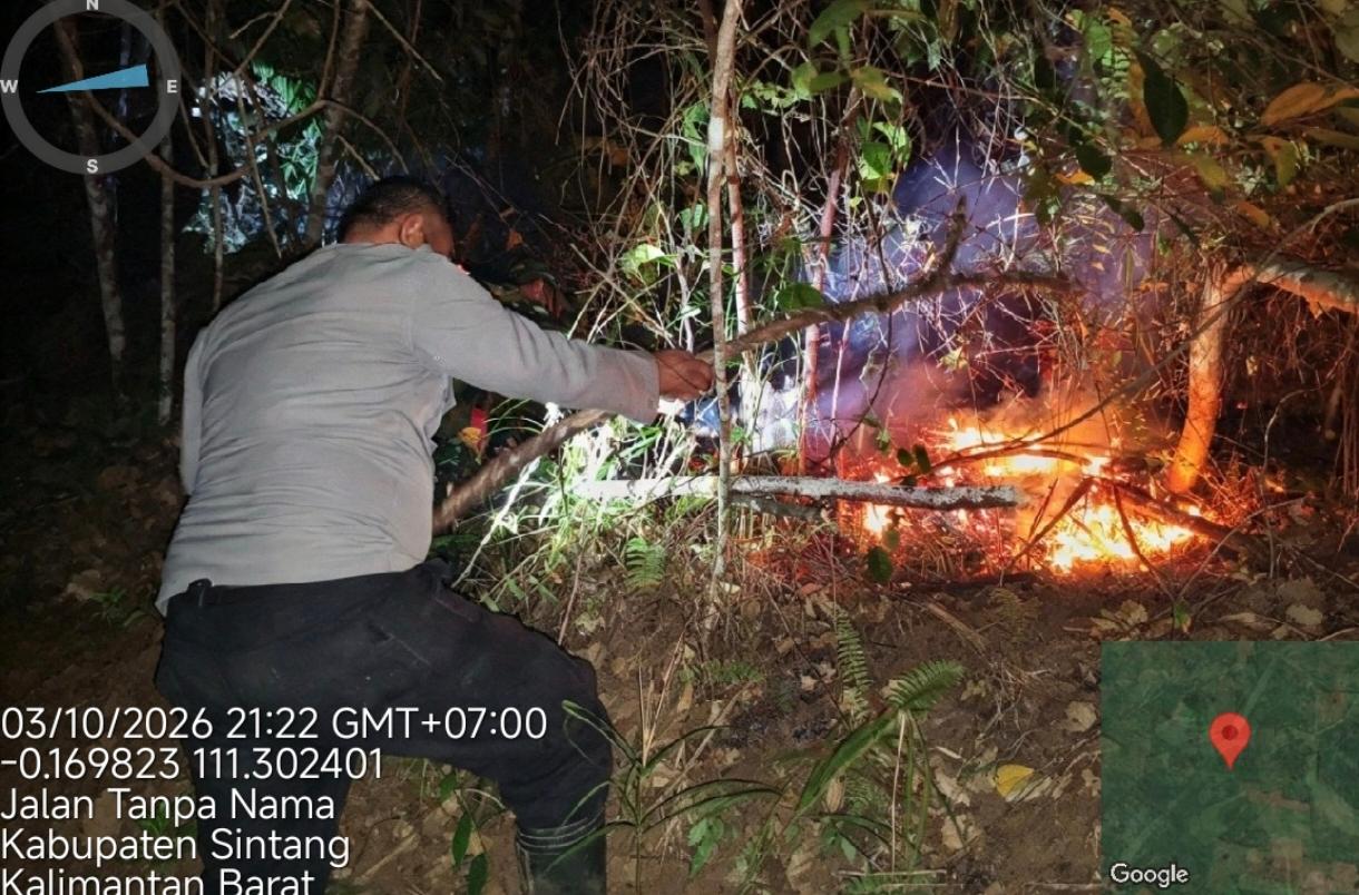 TNI-Polri dan Masyarakat Padamkan Karhutla di Tempunak