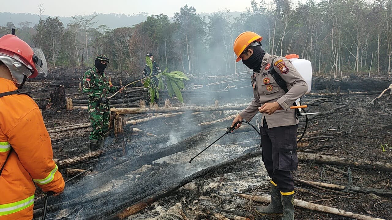 TNI-Polri dan Instansi Terkait Tangani Karhutla di 3 Desa di Ketungau Tengah