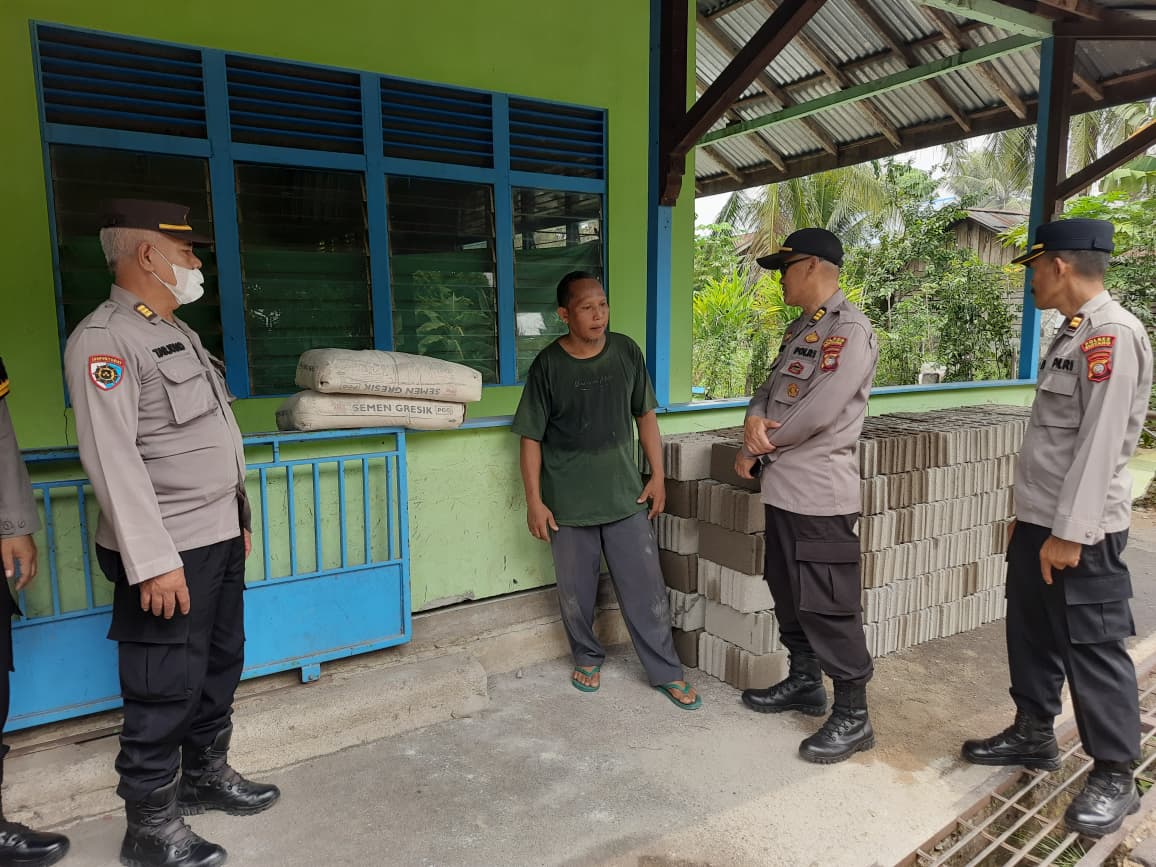 Polres Sintang Salurkan Bahan Bangunan untuk Rehab Surau Baiturrahman